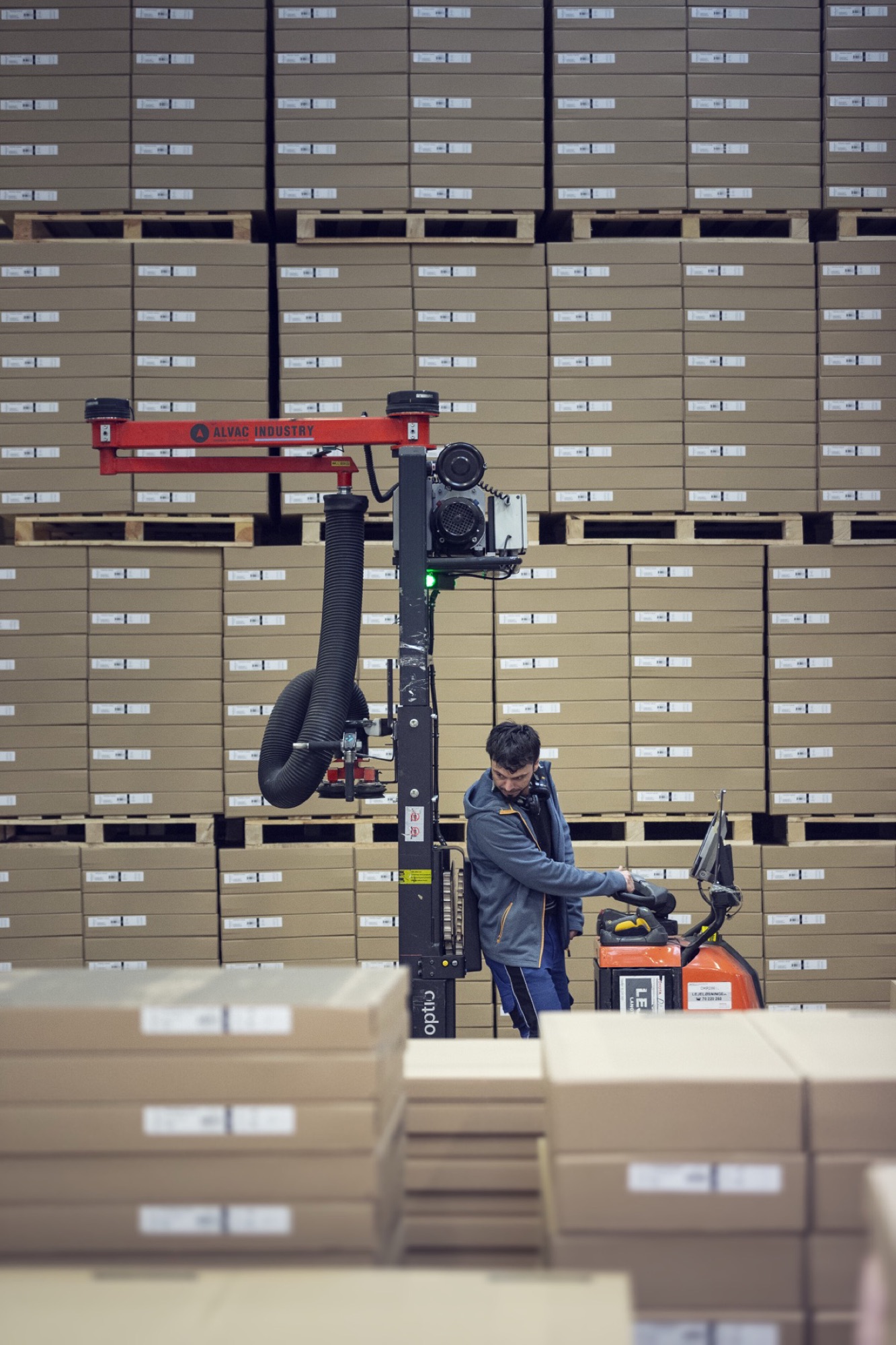 Operator at a handling station in the Tvilum finished-goods facility
