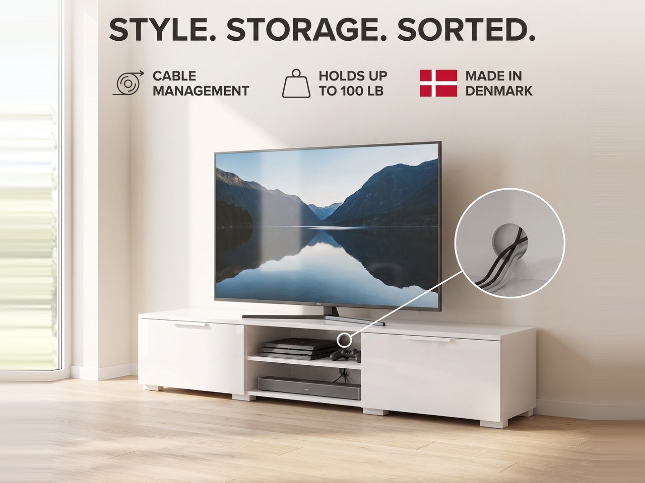 Module marketing du meuble TV Match avec titre et mises en avant du passage de câbles, de la charge admissible et de la fabrication au Danemark